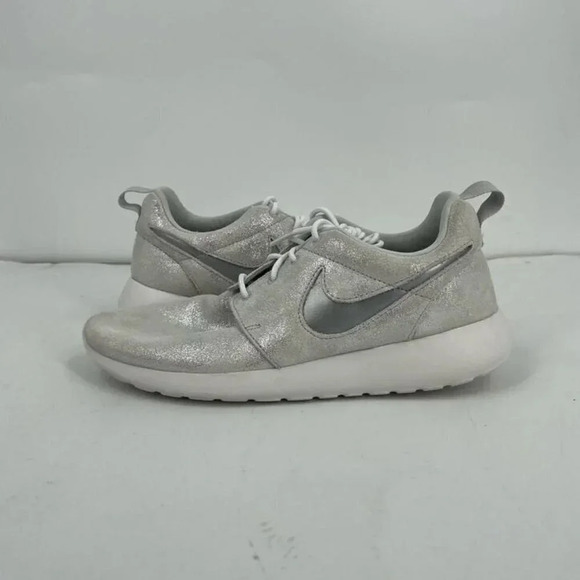Nike Women's Roshe One Premium Metallic Platinum 833928-009 Sneaker Size 7.5 - Picture 8 of 11